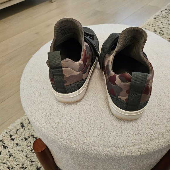 Sneaker - Picture 3 of 5